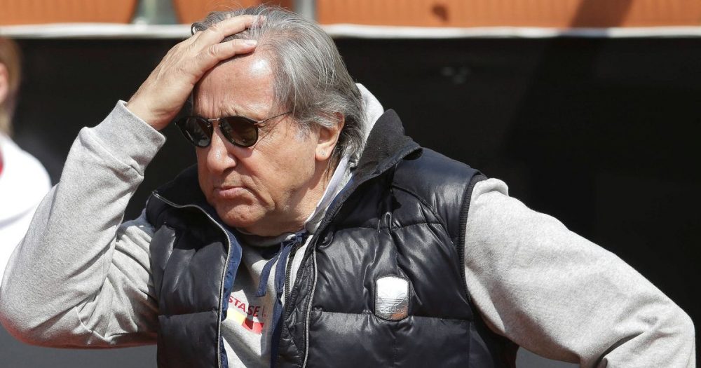 Tennis Elbow: Out with the Idiot  Comments in Tennis, Please!