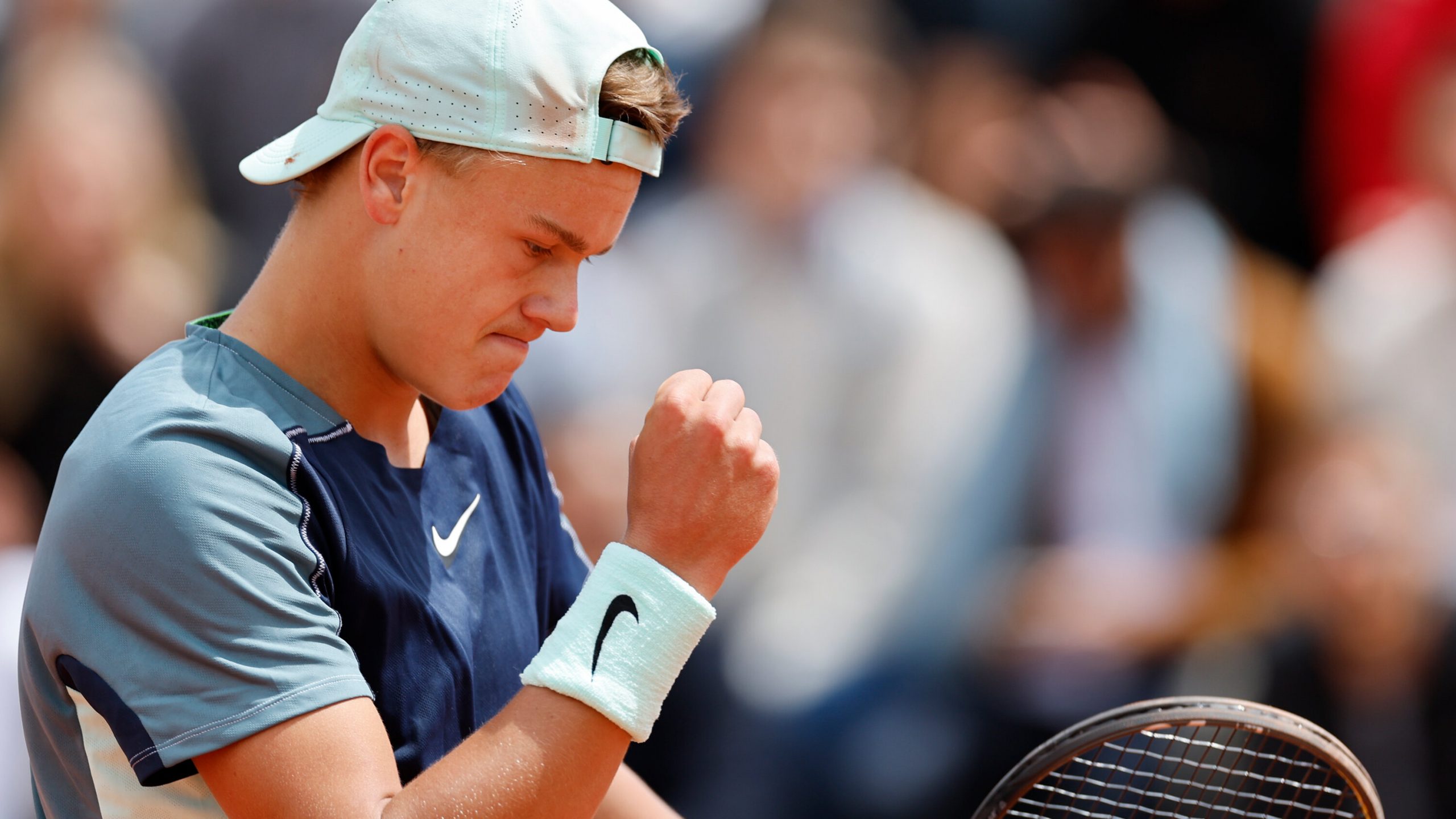 Swiatek Reaches French Open Quarterfinals; Cilic Defeats Medvedev; Rune Upsets Tsitsipas