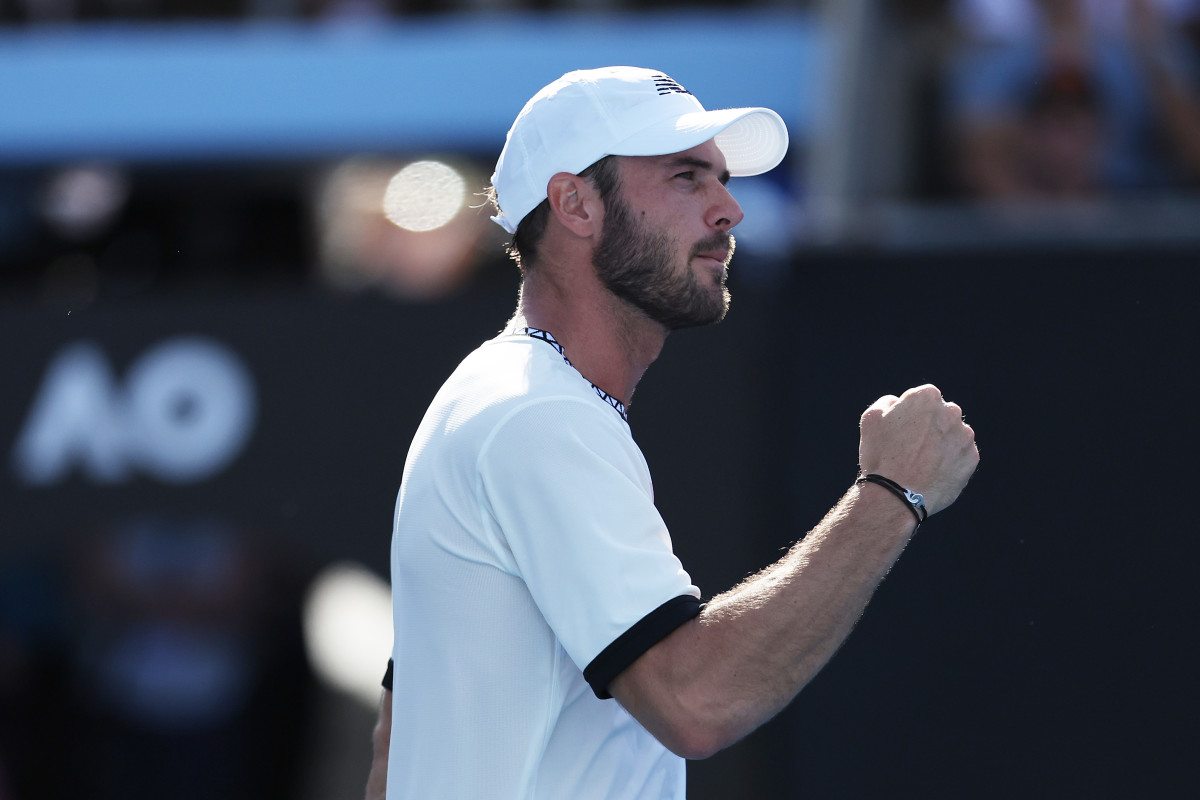 Djokovic Steamrolls into Australian Open Semifinals; Faces Paul