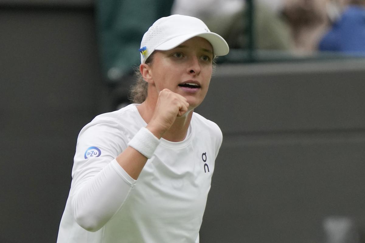 Djokovic and Swiatek Reach Wimbledon Third Round; Medvedev Wins Opener