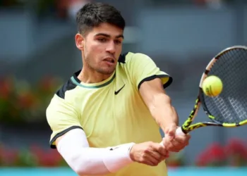 Carlos Alcaraz advances at the Madrid Open on Sunday.