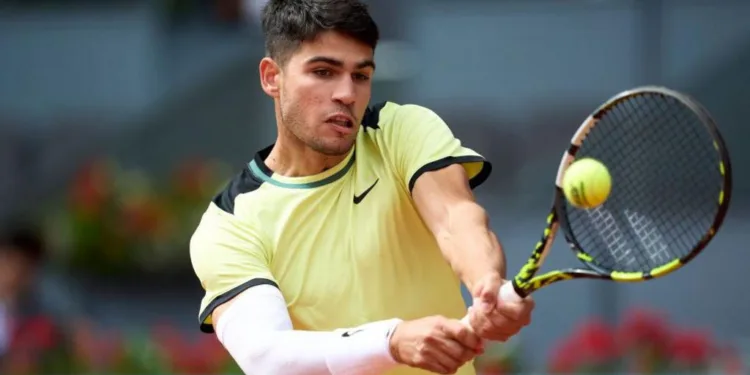 Carlos Alcaraz advances at the Madrid Open on Sunday.