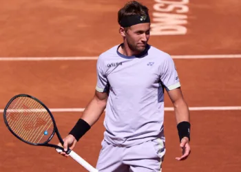 Ruud captures the Barcelona title over Tsitsipas.