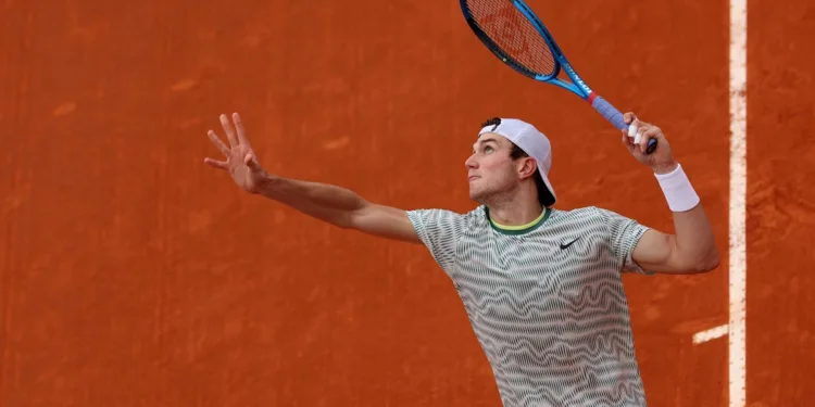 Jack Draper advances to the second round of the Madrid Open on Wednesday.